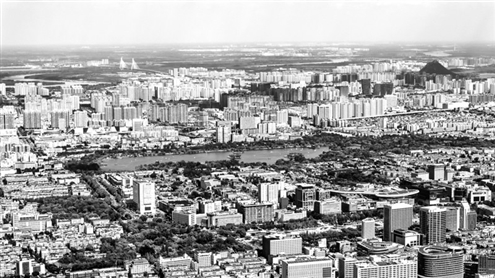 济南新房价格迎五连降,环比下降0.4%,同比下降2.4%。图为济南鸟瞰图。新华社发